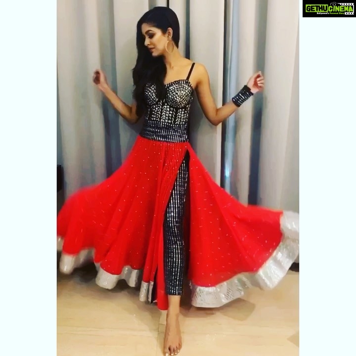 Ishita Dutta Instagram - Designed and styled by @shahbinals Thanku babes for making such a stunning outfit 😘😘😘 MUA @mermaidwithabrush Hair @zenihairmakeup