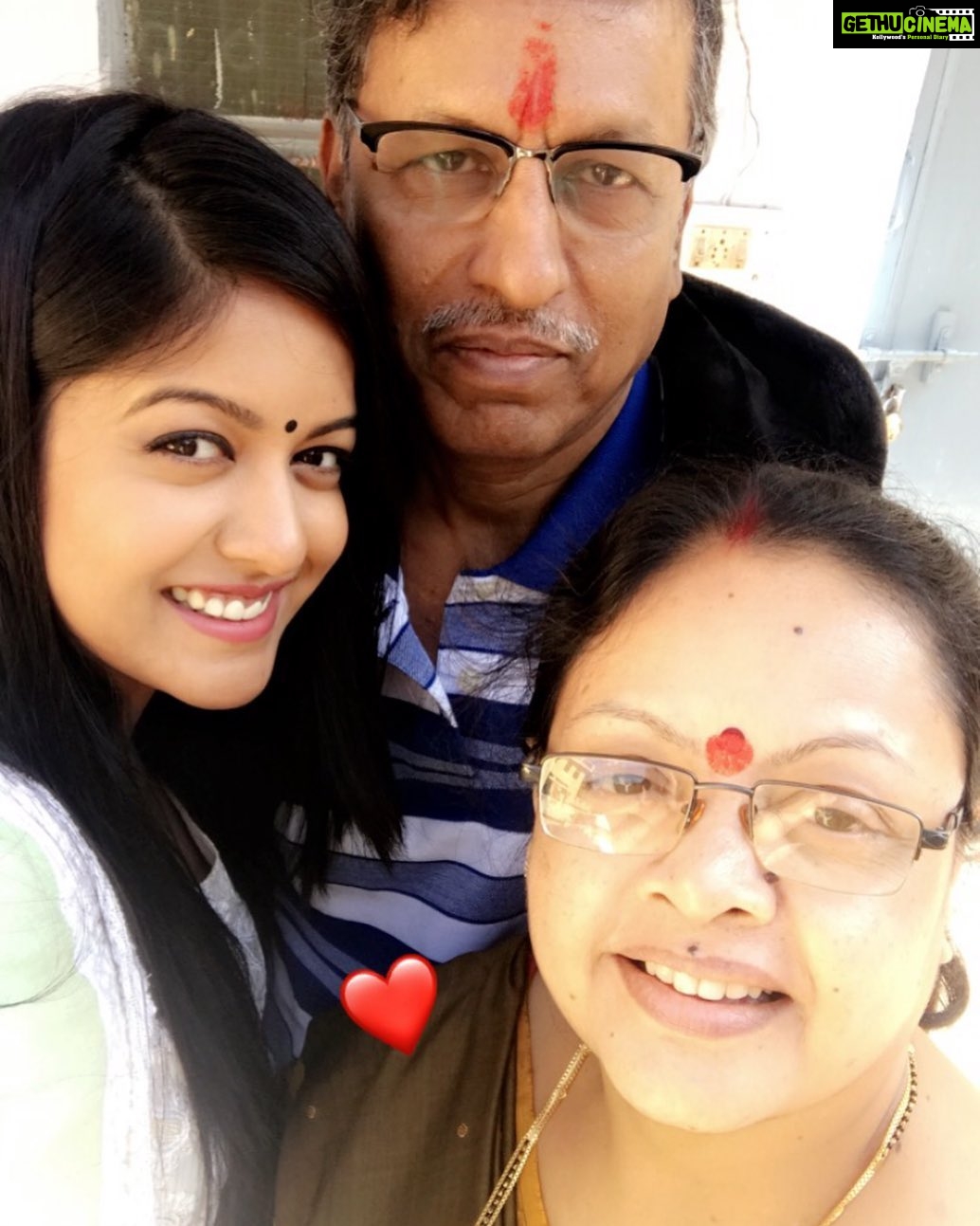 Ishita Dutta Instagram - Happy Anniversary Mummy Baba ❤️❤️❤️ #bestparentsintheworld Yes I look like my Dad 😍