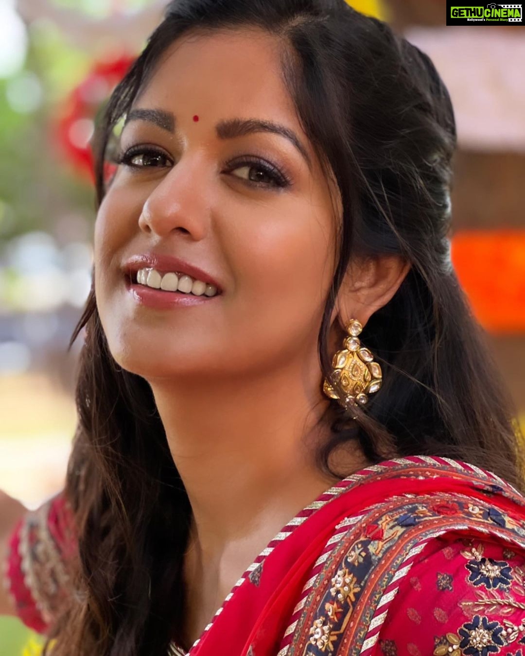 Ishita Dutta Instagram - On popular demand here is the first look from our music video #kuchtumharakuchhamara Thanku for showering us with so much love… will be sharing all the looks with you guys… ❤️❤️❤️ MUA @makeupbyheenal Stylist @nikitah_14 Wearing @saundhindia @baba_beats_official