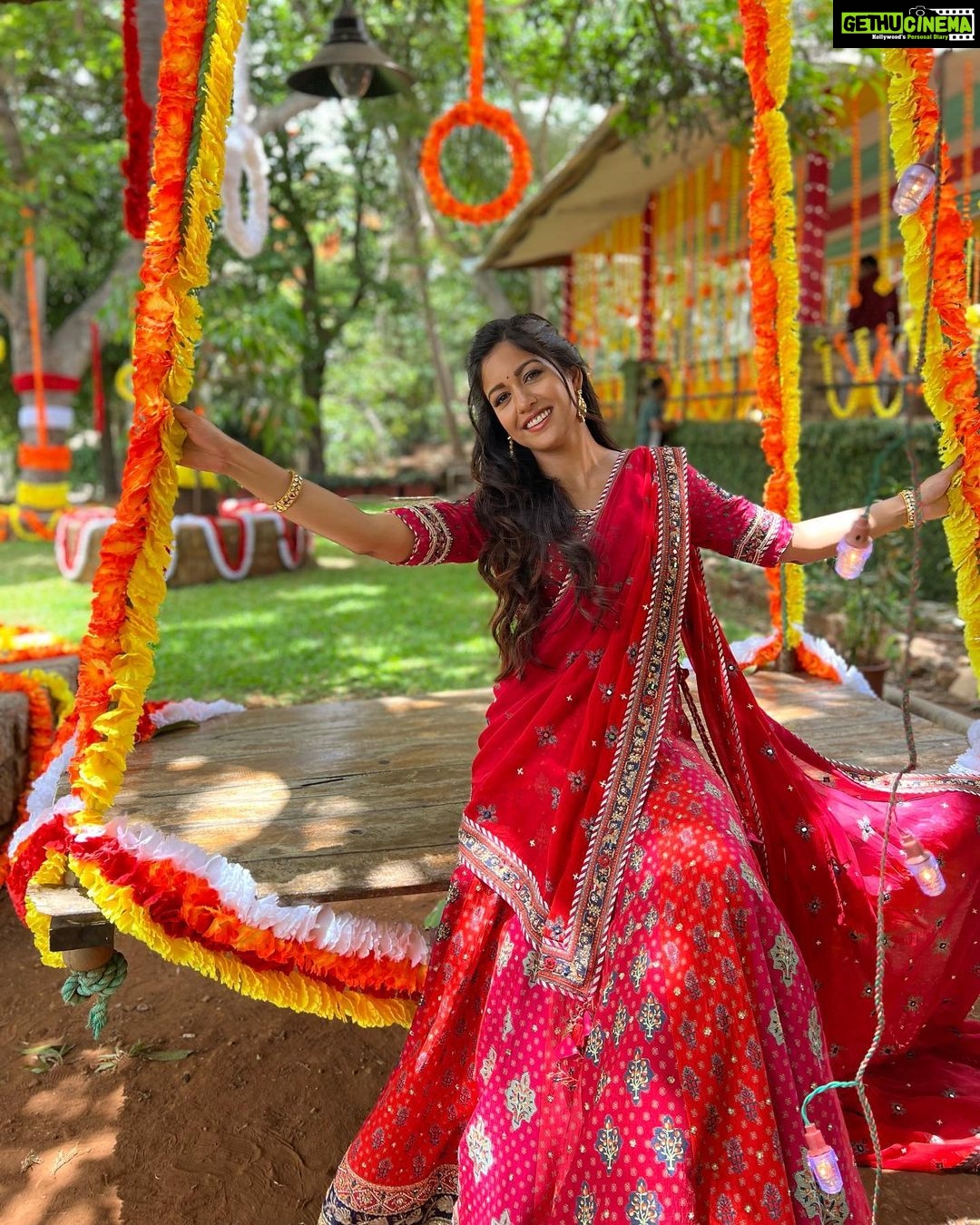 Ishita Dutta Instagram - On popular demand here is the first look from our music video #kuchtumharakuchhamara Thanku for showering us with so much love… will be sharing all the looks with you guys… ❤️❤️❤️ MUA @makeupbyheenal Stylist @nikitah_14 Wearing @saundhindia @baba_beats_official