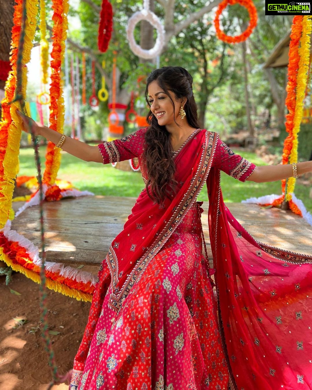 Ishita Dutta Instagram - On popular demand here is the first look from our music video #kuchtumharakuchhamara Thanku for showering us with so much love… will be sharing all the looks with you guys… ❤️❤️❤️ MUA @makeupbyheenal Stylist @nikitah_14 Wearing @saundhindia @baba_beats_official