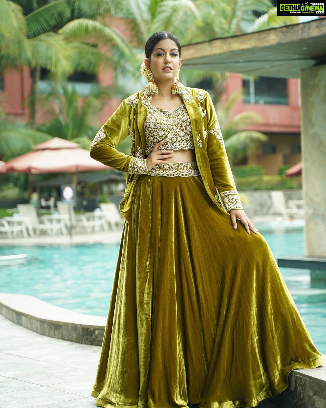 Ishita Dutta Instagram - Navratri ke Navrang Episode 5: Hara To new beginnings, the colour Green signifies growth, joy and an amalgamation with nature. Personally, I love being around nature and love the colour that portrays Maa Skandmata too. Happiness is decking up in green and dancing to the tunes of this religious festival. Here’s to more joy in everyone’s lives this festive season. Styled by: @styleitupbyaashna Shot by: @nikhil.p.sawant Outfit: @emiraasbyindrani @indrani_designerstore Jewellery: @maxplus_jewels Hair & Makeup Team: @makeoverbysejalthakkar @celebsmakeupbysejal @beenthere_donethat2018 Location: @sayagrandresortthane #navratri #2022 #ishitadutta