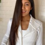 Ishita Dutta Instagram - I wanted to change my look so I tried #GarnierColorNaturals. Trust me when I say this, it was extremely easy! I didn't even have to think twice about the color I wanted because the color match tool option sorted that for me. The best part? ✅ 10x oils that nourish my hair ✅ Absolutely zero greys ✅ No Ammonia ✅ Lasts up to 10 weeks Now you can also color your hair at the comfort of your home. Don’t forget to tag me and @garnierindia @garnierindia #ColorWithConfidence #AD #GarnierColorNaturals