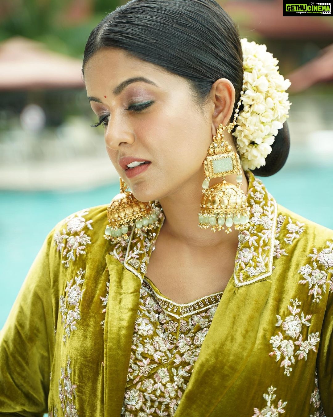 Ishita Dutta Instagram - Navratri ke Navrang Episode 5: Hara To new beginnings, the colour Green signifies growth, joy and an amalgamation with nature. Personally, I love being around nature and love the colour that portrays Maa Skandmata too. Happiness is decking up in green and dancing to the tunes of this religious festival. Here’s to more joy in everyone’s lives this festive season. Styled by: @styleitupbyaashna Shot by: @nikhil.p.sawant Outfit: @emiraasbyindrani @indrani_designerstore Jewellery: @maxplus_jewels Hair & Makeup Team: @makeoverbysejalthakkar @celebsmakeupbysejal @beenthere_donethat2018 Location: @sayagrandresortthane #navratri #2022 #ishitadutta Saya Grand Club & Spa Resort