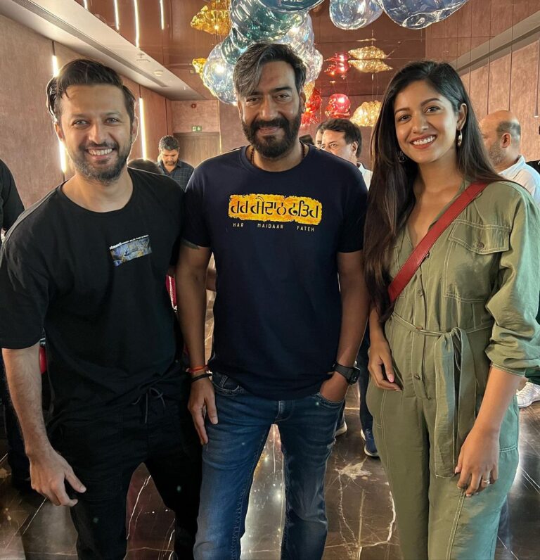 Ishita Dutta Instagram - With our on screen father 😜 Just watched Runway34 …an edge of seat thriller… @ajaydevgn as The director The actor simply superb!! #Runway34 #ajaydevgan