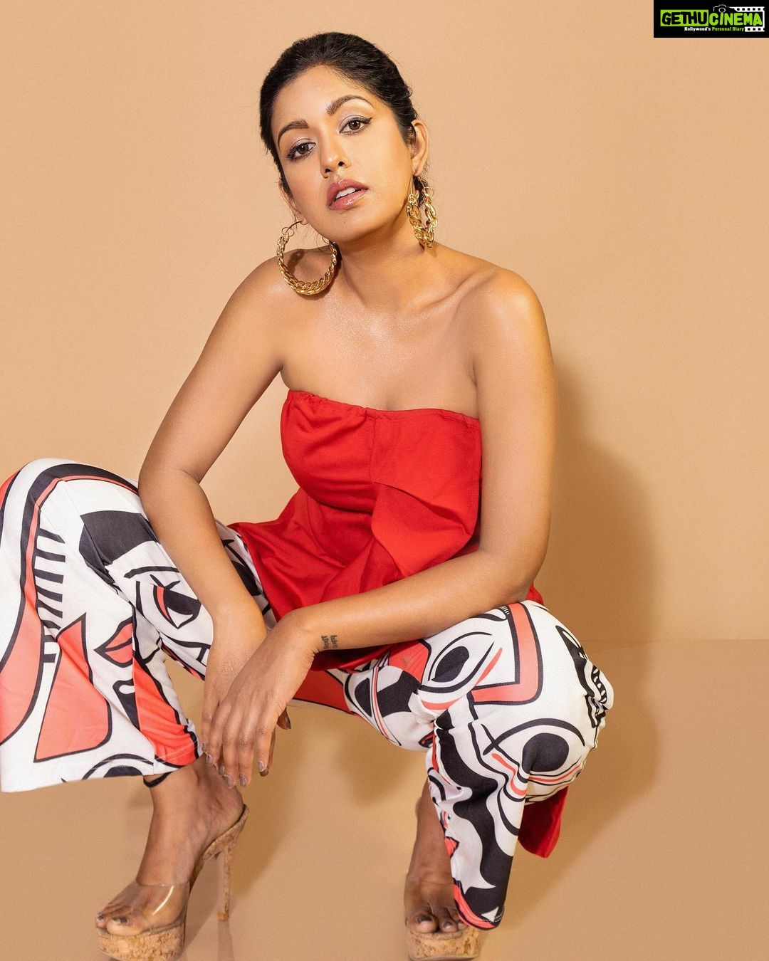 Ishita Dutta Instagram - ❤️🧡 Styled by: @styleitupbyaashna Shot by: @kalyaam_2.0 Corset: @cation.clothing Pants: @trenbee_ Jewellery: @blingthingstore Hair & Makeup by: @makeupbyheenal Location: @mymotifsstudios