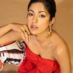 Ishita Dutta Instagram - Sorry if I looked interested. I’m not 😎 Styled by: @styleitupbyaashna Shot by: @kalyaam_2.0 Corset: @cation.clothing Pants: @trenbee_ Jewellery: @blingthingstore Hair & Makeup by: @makeupbyheenal Location: @mymotifsstudios