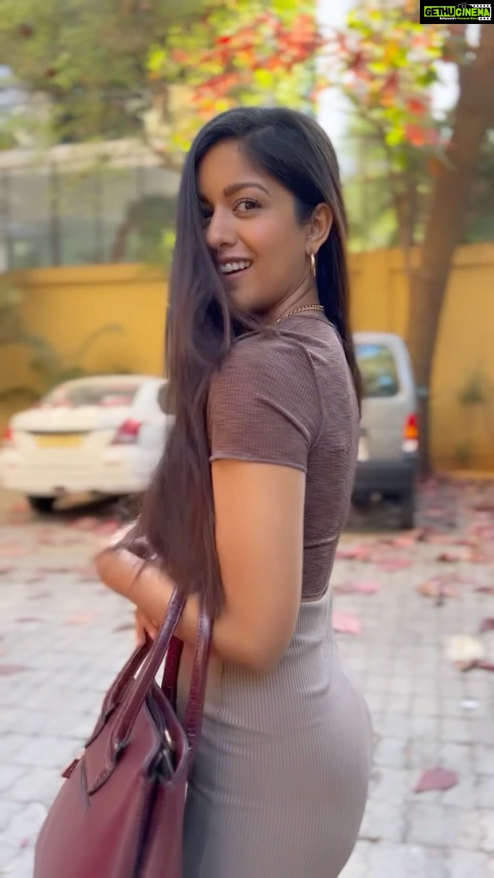 Ishita Dutta Instagram - Getting ready in no time has never been THIS easy! With the Dyson Corrale - my hair game is always on point even if I have to rush somewhere urgently! Itβs cord free, always stays in my bag & has intelligent heat control which reduces hair damage while straightening by 50%. Go give it a try & thank me later ππ»ββοΈ #DysonCorrale #DysonIndia #DysonHair #Gifted @dyson_india