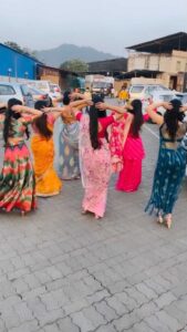 Ishita Dutta Instagram - How we sell Kacha Badam… #thodasabaadalthodasapaani @optimystixmedia @colorstv #kachhabadam #feelitreelit #instamood #dancereels #trendingreels #followingthetrend @itsshwetarastogi @salinarandhawaofficial @sneharaikar @vaibhavimahajan @nehaharsora_
