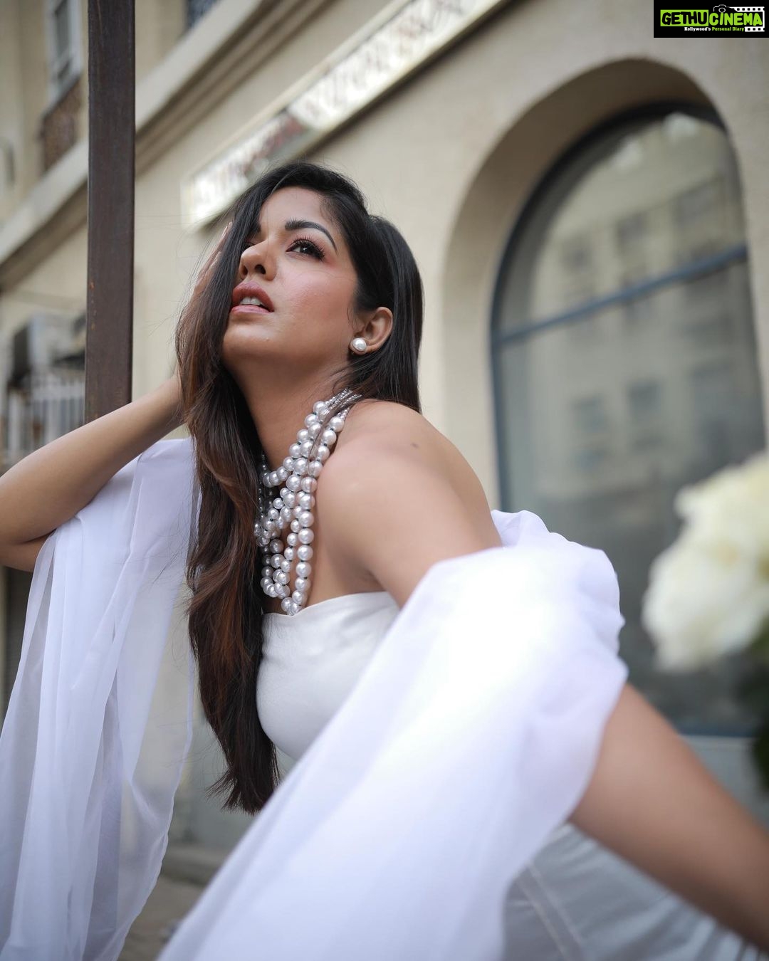 Ishita Dutta Instagram - #unedited 🤍 For the first time In a shoot I did not need any edit or touch up….absolutely love the feel n vibe of these pics… Styled by: @styleitupbyaashna Shot by: @iamtauseefs Outfit: @tarjanikeshari_label Necklace Set: @nivi_accessories HMU: @makeup_by_neha_ansari