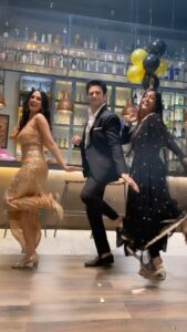Ishita Dutta Instagram - On set masti #thodasabaadalthodasapaani @preeti_chaudharyy @karaansuchak