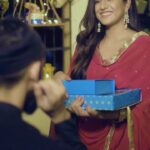 Ishita Dutta Instagram - This Karwa Chauth I was so confused on what to gift my partner. When I came across @skinkraftofficial , I knew I found perfect gift boxes. What's more surprising that Vatsal got the same for me and this makes me believe in that matches are definitely made in heaven. These kits have been such a blessing in disguise for my skincare as they have the most amazing products curated. SkinKraft's Essentail face kit has to be my personal favorite as they have a toner, scrub, cleanser and everything that makes your skin glow. That's all we need na during the festivals? And in case you are looking for some offers they have a 30% discount that is a part of their festive carnival. Check out their website now: http://skraft.in/JUTMvcB What are you waiting for? Grab a kit and show some love to your partner #chandahaitu #skfestivecarnival
