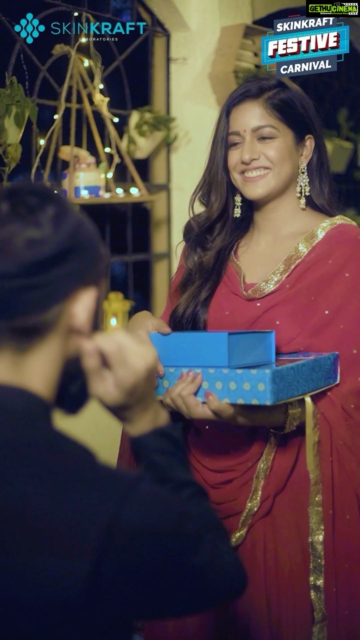 Ishita Dutta Instagram - This Karwa Chauth I was so confused on what to gift my partner. When I came across @skinkraftofficial , I knew I found perfect gift boxes. What's more surprising that Vatsal got the same for me and this makes me believe in that matches are definitely made in heaven. These kits have been such a blessing in disguise for my skincare as they have the most amazing products curated. SkinKraft's Essentail face kit has to be my personal favorite as they have a toner, scrub, cleanser and everything that makes your skin glow. That's all we need na during the festivals? And in case you are looking for some offers they have a 30% discount that is a part of their festive carnival. Check out their website now: http://skraft.in/JUTMvcB What are you waiting for? Grab a kit and show some love to your partner #chandahaitu #skfestivecarnival
