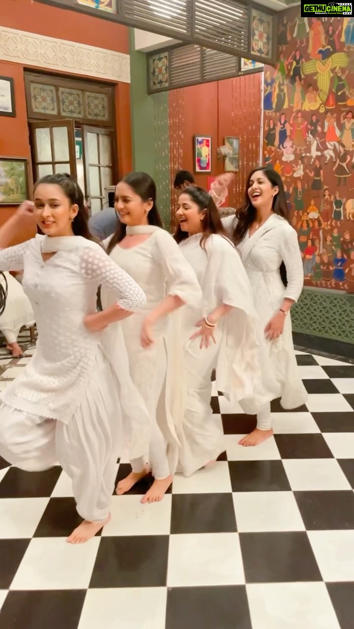 Ishita Dutta Instagram - Missing u guys so much ❤️ #throwback to on set masti @vaibhavimahajan @nehaharsora_ @itsshwetarastogi @sneharaikar @dingli7 @meghanjadhav