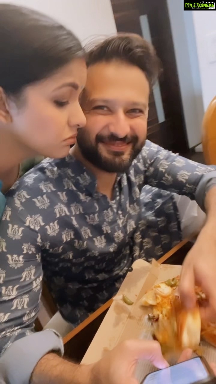 Ishita Dutta Instagram - When pizza is life and wife is just wife 😝 @vatsalsheth apna time bhi aayega