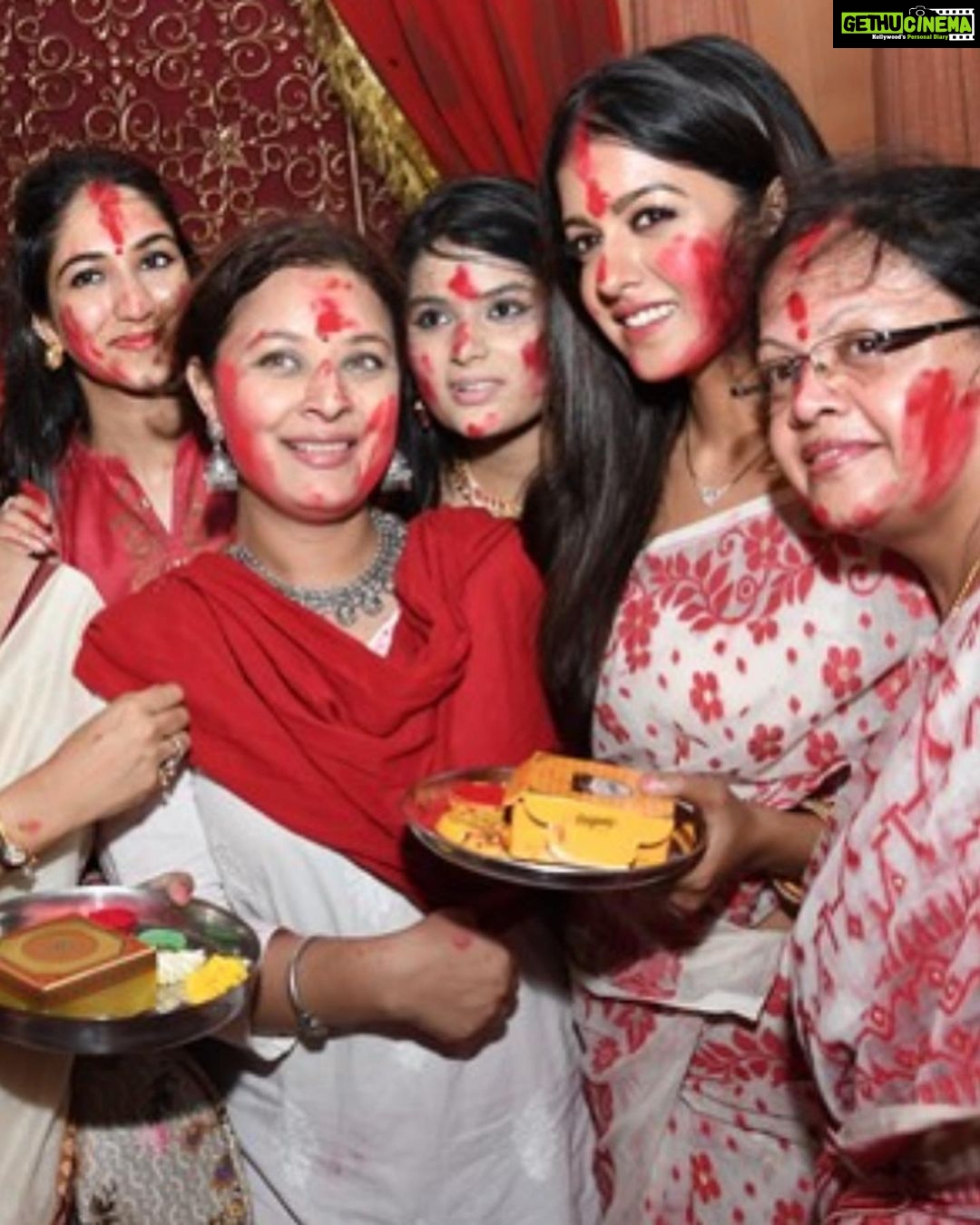Ishita Dutta Instagram - Subho Bijoya 🙏 Going to miss সিঁদুর খেলা this year #throwback to when things were normal ❤️❤️❤️