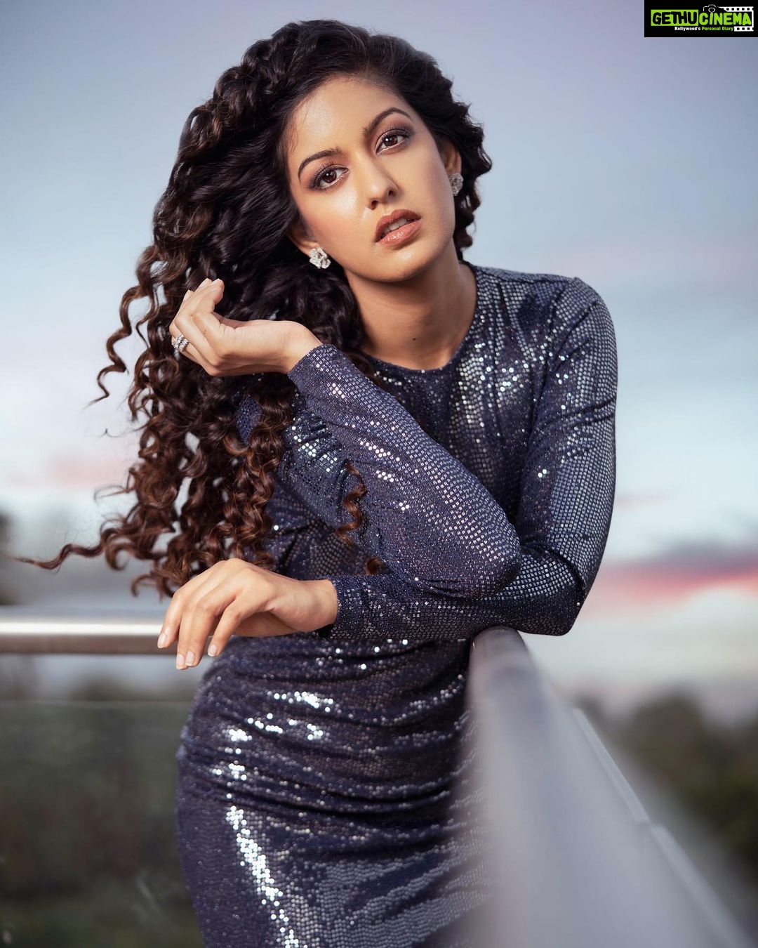 Ishita Dutta Instagram - Love is in the hair ❤️❤️❤️ #loveforcurls Styled by : @krishi1606 Photography : @niravthakkarphotography Makeup : @makeupbykausha Hair : @hairandmakeupbydhriti Outfit : @hm Jewellery : @milsilaccessories