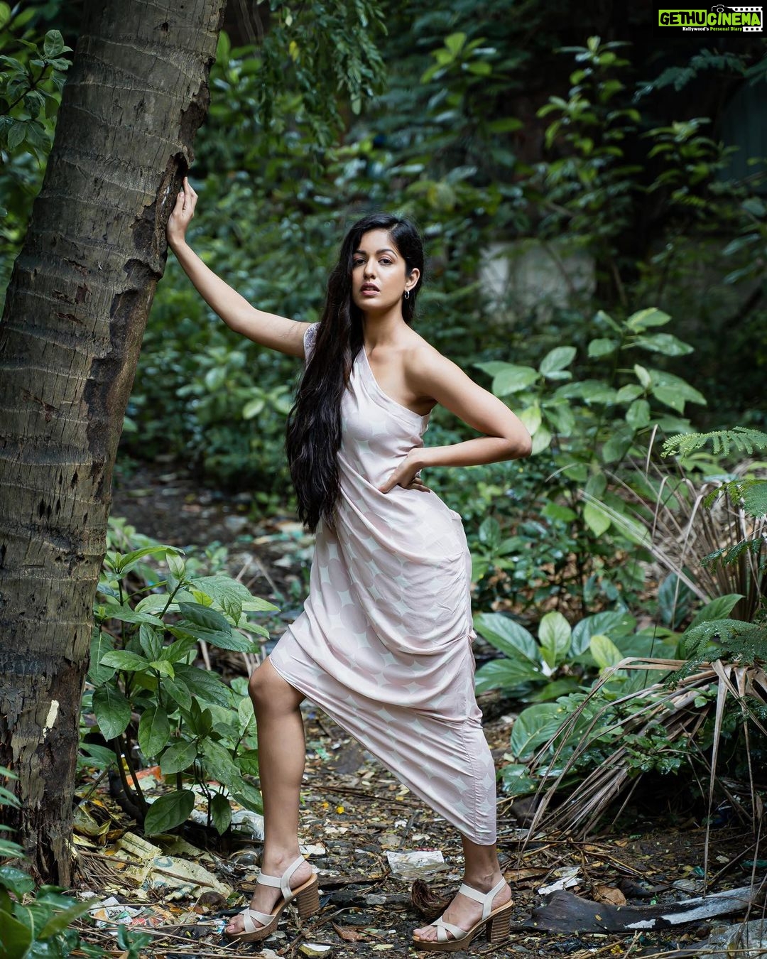 Ishita Dutta Instagram - #captionthis coz I can’t 😝 Styling & Concept: @styleitupbyaashna Shot by: @nikhil.p.sawant Outfit : @angryowltribe Jewellery : @avior.jewels HMU Team Head: @amuthevar HMU Team: @shribhalerao_