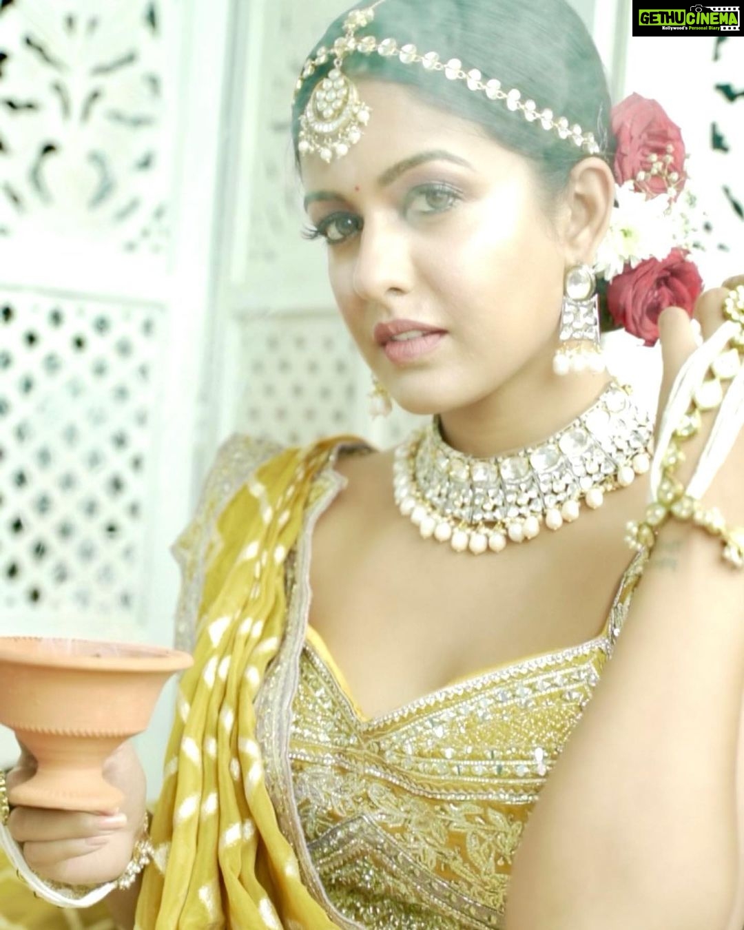 Ishita Dutta Instagram - Navratri ke Navrang Episode 4: Peela There is no other colour that brings out joy-fullness and vibrancy like Yellow. In the name of Maa Kushmanda, today I am decked up pretty in yellow to bring out the joy and enthusiasm of this festival. I hope and pray for such vibrancy in each of your lives and lots of happiness for the rest of the year. Styled by: @styleitupbyaashna Shot by: @nikhil.p.sawant Outfit: @emiraasbyindrani @indrani_designerstore Jewellery: @maxplus_jewels Hair & Makeup Team: @makeoverbysejalthakkar @celebsmakeupbysejal Caption credit: @beenthere_donethat2018 Location: @sayagrandresortthane #navratri #2022 #ishitadutta