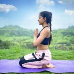 Ishita Dutta Instagram - Because we all need some Monday motivation…. #nomondayblues @kj_mandal my yogini ❤️ Wearing @justbillibyrashmichhabra Styled by @styledbynikinagda