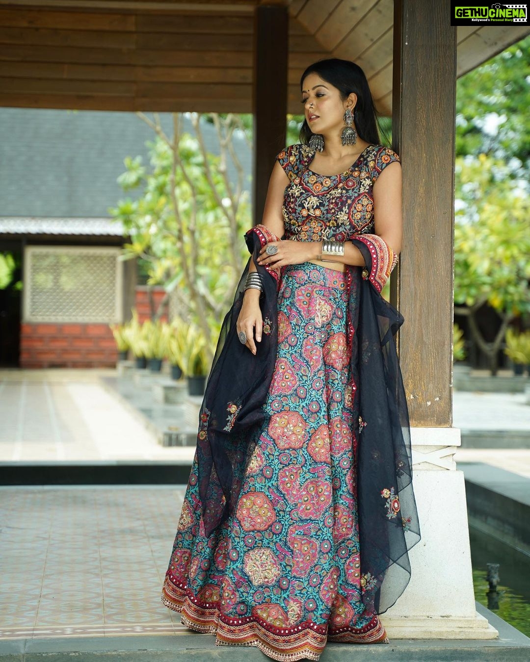 Ishita Dutta Instagram - Navratri ke Navrang Episode 2: Laal Styled by: @styleitupbyaashna Shot by: @nikhil.p.sawant Outfit: @emiraasbyindrani @indrani_designerstore Earrings: @fashionjewellery_21 Kadas,rings &nath: @maxplus_jewels Hair & Makeup Team: @makeoverbysejalthakkar @celebsmakeupbysejal Location: @sayagrandresortthane #navratri #2022 #ishitadutta