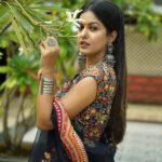 Ishita Dutta Instagram - Navratri ke Navrang Episode 2: Laal Styled by: @styleitupbyaashna Shot by: @nikhil.p.sawant Outfit: @emiraasbyindrani @indrani_designerstore Earrings: @fashionjewellery_21 Kadas,rings &nath: @maxplus_jewels Hair & Makeup Team: @makeoverbysejalthakkar @celebsmakeupbysejal Location: @sayagrandresortthane #navratri #2022 #ishitadutta