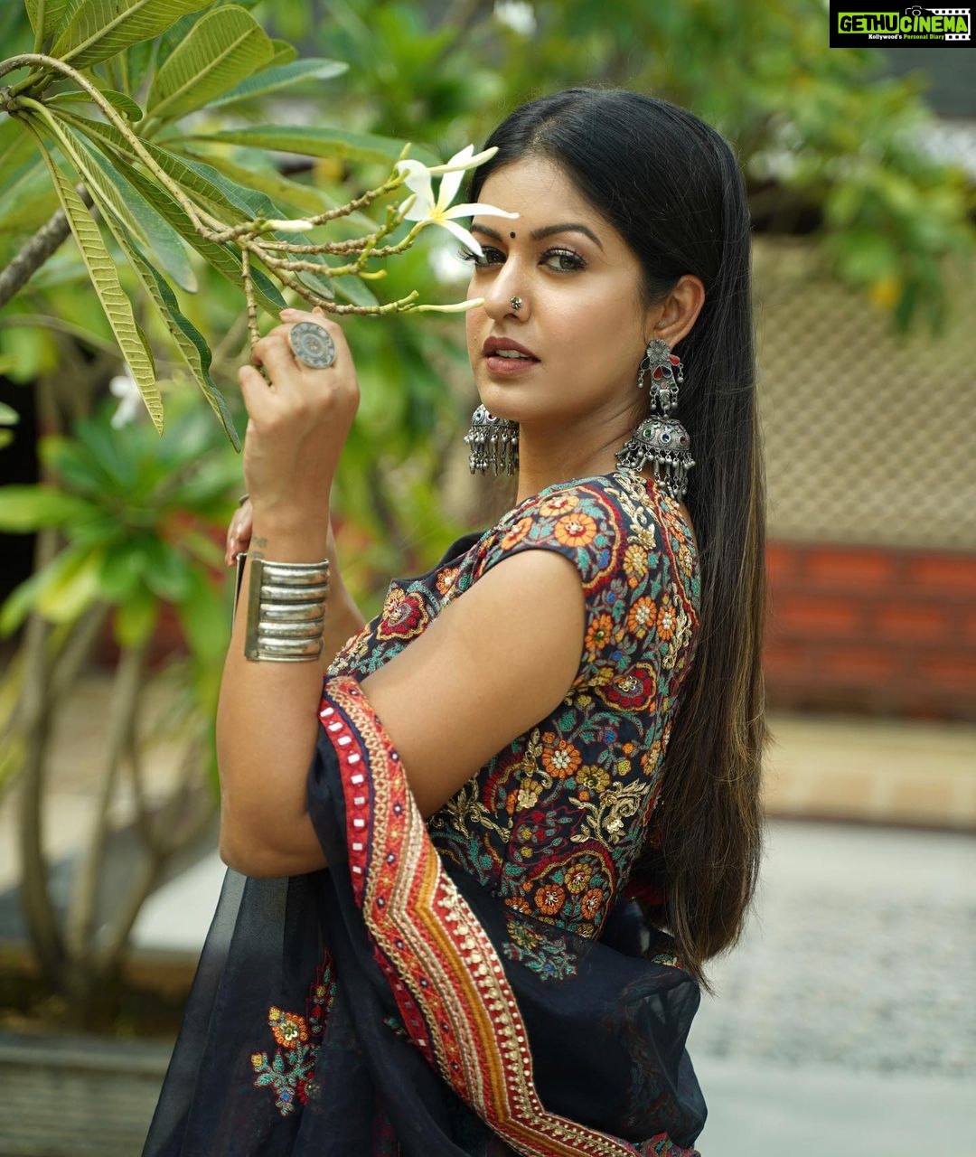 Ishita Dutta Instagram - Navratri ke Navrang Episode 2: Laal Styled by: @styleitupbyaashna Shot by: @nikhil.p.sawant Outfit: @emiraasbyindrani @indrani_designerstore Earrings: @fashionjewellery_21 Kadas,rings &nath: @maxplus_jewels Hair & Makeup Team: @makeoverbysejalthakkar @celebsmakeupbysejal Location: @sayagrandresortthane #navratri #2022 #ishitadutta