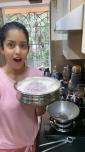 Ishita Dutta Instagram - What’s cooking 🧑‍🍳 @vatsalsheth #foodie #loveforfood #dahivada