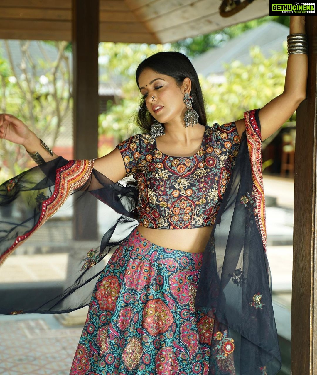 Ishita Dutta Instagram - Navratri ke Navrang Episode 2: Laal Styled by: @styleitupbyaashna Shot by: @nikhil.p.sawant Outfit: @emiraasbyindrani @indrani_designerstore Earrings: @fashionjewellery_21 Kadas,rings &nath: @maxplus_jewels Hair & Makeup Team: @makeoverbysejalthakkar @celebsmakeupbysejal Location: @sayagrandresortthane #navratri #2022 #ishitadutta