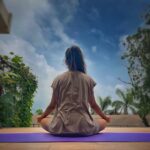 Ishita Dutta Instagram - Peaceful mind Grateful heart 🙏 #yogaforlife #yogaanywhere @kj_mandal ❤️