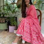 Ishita Dutta Instagram - Happy Sunday guys… ❤️❤️❤️ Stylist: @styledbynikinagda Outfit: @kamodinee_jaipur @digitallydiksha Juttis: @houseofekara