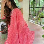Ishita Dutta Instagram - Happy Sunday guys… ❤️❤️❤️ Stylist: @styledbynikinagda Outfit: @kamodinee_jaipur @digitallydiksha Juttis: @houseofekara