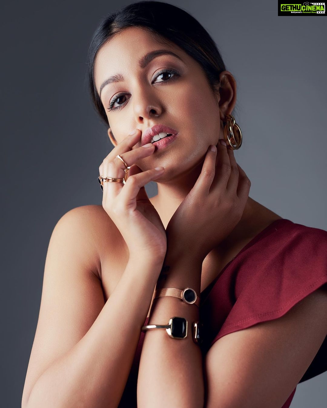 Ishita Dutta Instagram - Up close ❤️❤️❤️ Styling & Concept: @styleitupbyaashna Photography: @mandar__ Outfit: @cameo_store_official Jewellery: @fashionjewellery_21 @sheqe_by_triptikohli HMU: @makeupbyheenal Studio: @studio211mumbai