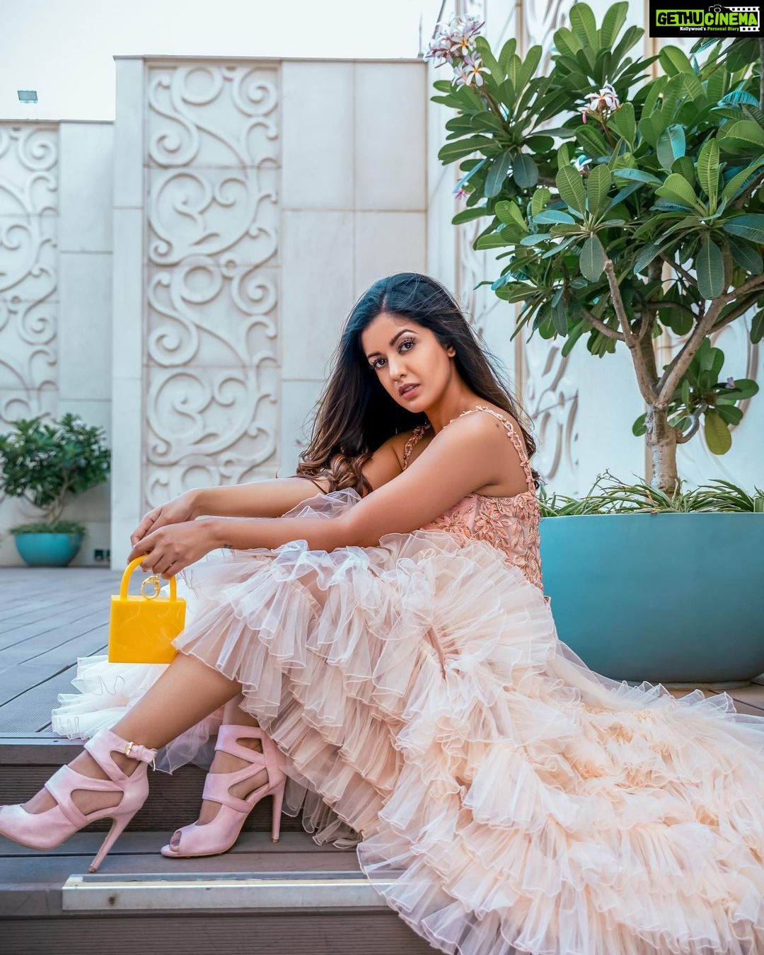 Ishita Dutta Instagram - Dressing up is my kind of therapy..... Styled by : @krishi1606 Clutch: @oceana_clutches Imagery : @sanjaydubeyphotography Outfit : @snehaparekhdesigns Jewellery : @milsilaccessories Makeup : @makeupbykausha Hair : @amuthevar Editing : @niravthakkarphotography Assistant : @desairadhika