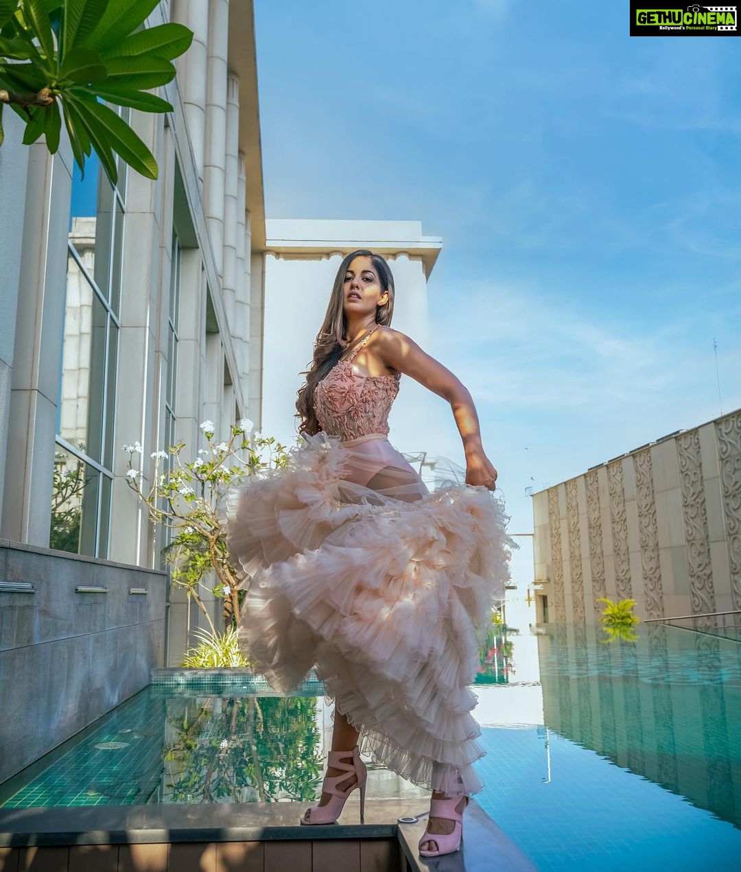 Ishita Dutta Instagram - Love playing dress up... ❤️❤️❤️ #lovemyjob Styled by : @krishi1606 Imagery : @sanjaydubeyphotography Outfit : @snehaparekhdesigns Jewellery : @milsilaccessories Makeup : @makeupbykausha Hair : @amuthevar Editing : @niravthakkarphotography Assistant : @desairadhika Location courtesy: @tajsantacruzmumbai