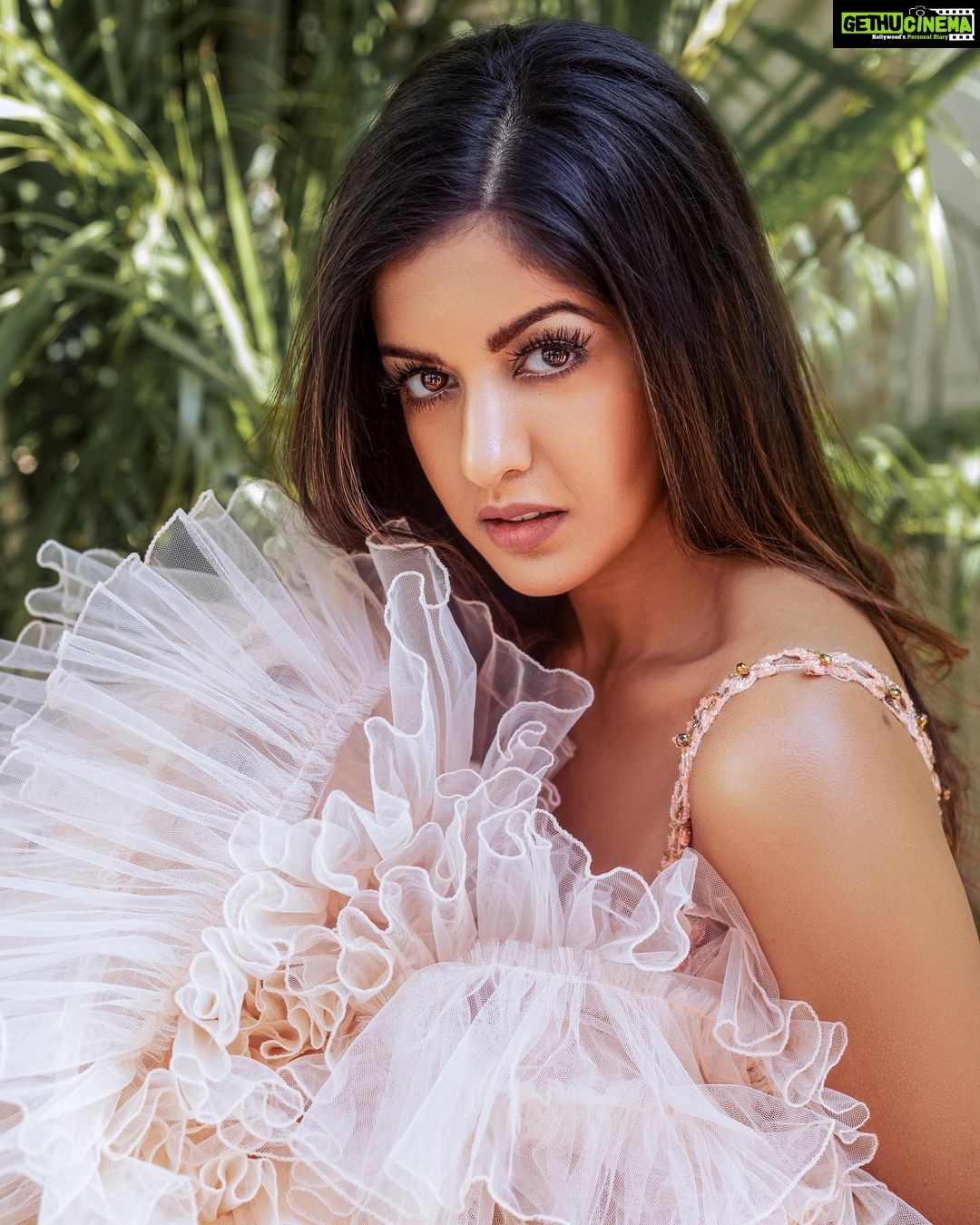 Ishita Dutta Instagram - Excuse me, I have to go be awesome 🤩 Styled by : @krishi1606 Imagery : @sanjaydubeyphotography Outfit : @snehaparekhdesigns Jewellery : @milsilaccessories Makeup : @makeupbykausha Hair : @amuthevar Editing : @niravthakkarphotography Assistant : @desairadhika Location courtesy: @tajsantacruzmumbai