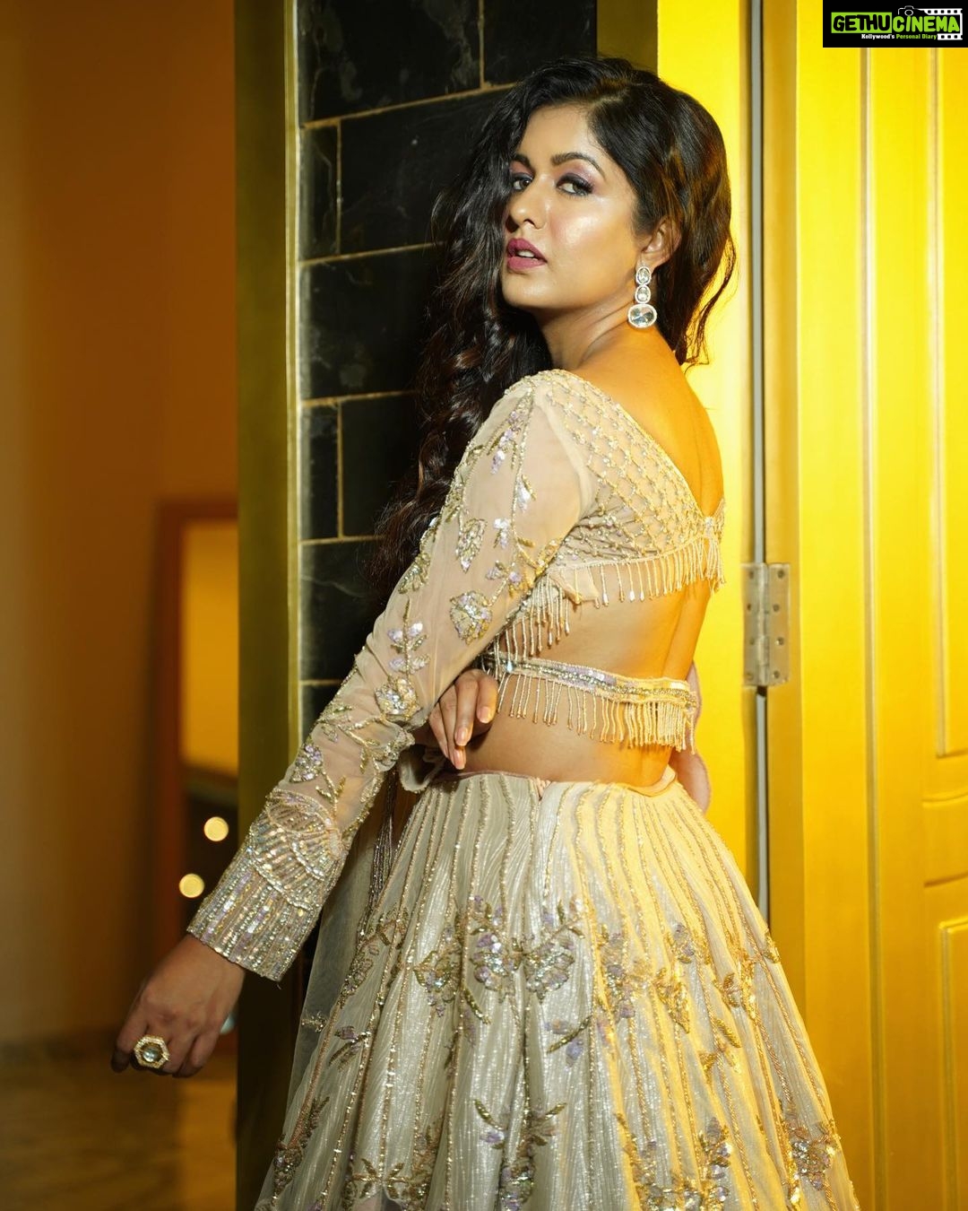 Ishita Dutta Instagram - Navratri ke Navrang Episode 1: Safed Styled by: @styleitupbyaashna Shot by: @nikhil.p.sawant Outfit: @emiraasbyindrani @indrani_designerstore Jewellery: @maxplus_jewels Hair & Makeup Team: @makeoverbysejalthakkar @celebsmakeupbysejal Location: @sayagrandresortthane #navratri #2022 #ishitadutta