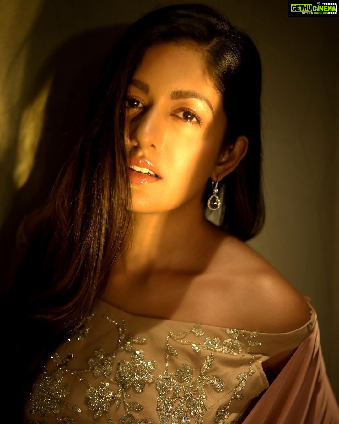 Ishita Dutta Instagram - Golden state of mind 💫 Throwback to these amazing shoots.... Styled by : @krishi1606 Photography: @sanjaydubeyphotography Outfit : @kishanpandya.couture Jewellery : @milsilaccessories Makeup : @makeupbykausha Hair : @amuthevar Assistant : @desairadhika Editing : @niravthakkarphotograhy Location courtesy: @tajsantacruzmumbai