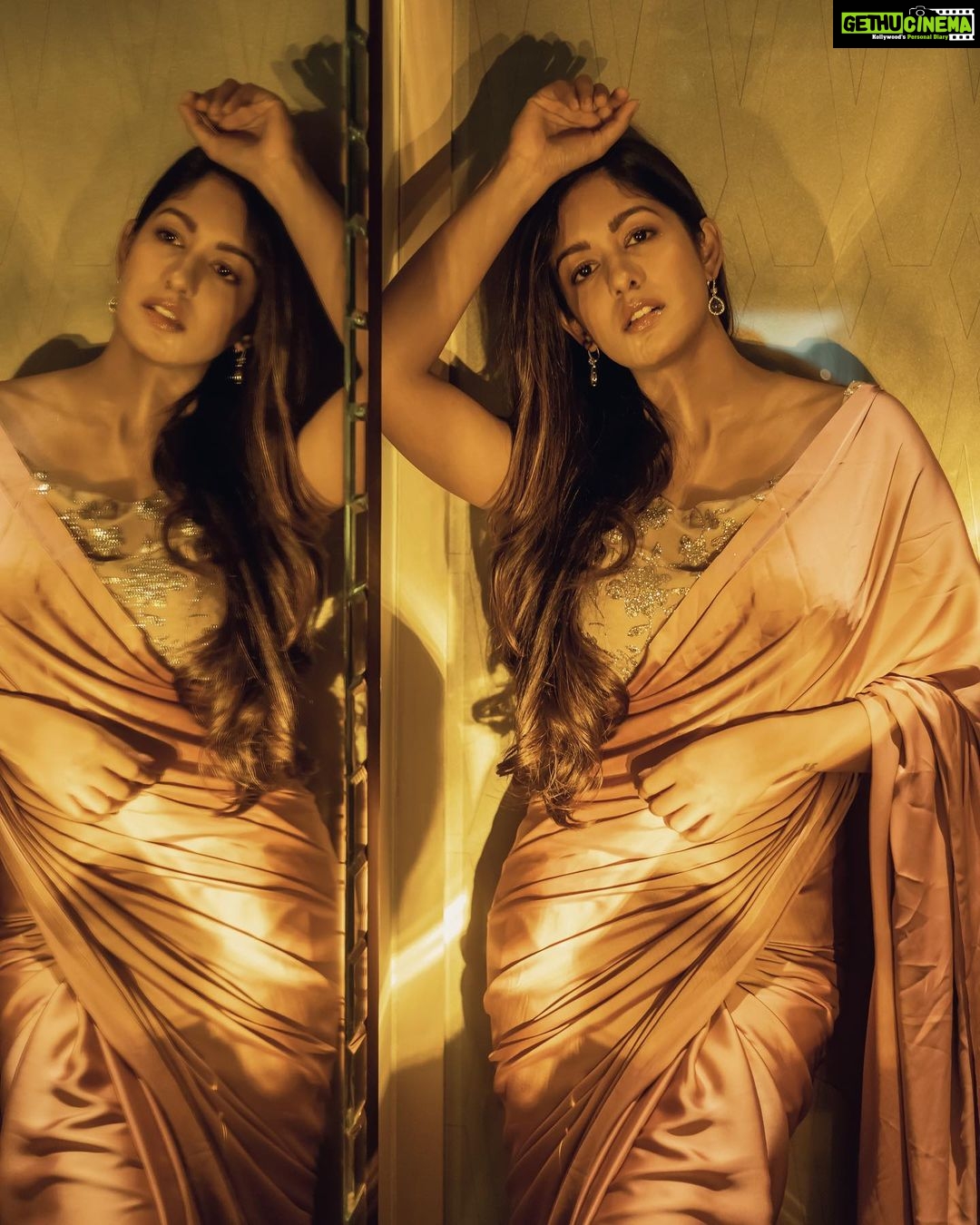 Ishita Dutta Instagram - Mirror mirror on the wall ❤️ Styled by : @krishi1606 Photography: @sanjaydubeyphotography Outfit : @kishanpandya.couture Jewellery : @milsilaccessories Makeup : @makeupbykausha Hair : @amuthevar Assistant : @desairadhika Editing : @niravthakkarphotograhy Location courtesy: @tajsantacruzmumbai