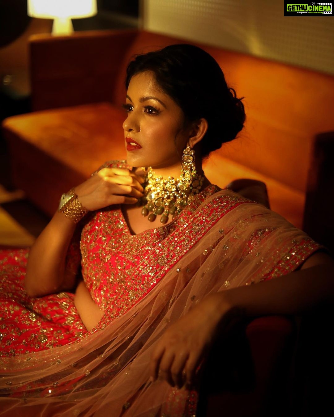 Ishita Dutta Instagram - 'ek chutki sindoor ki keemat..' We are as you say Crazy Movie buffs, this look actually by definition describes the Indian Bride & there is nothing more mesmerizing than that!! Styled by : @krishi1606 Photography: @sanjaydubeyphotography Outfit : @kalighataindia Jewellery : @getjunkd.in Makeup : @makeupbykausha Hair : @amuthevar Assistant : @desairadhika Editing : @niravthakkarphotograhy Location courtesy: @tajsantacruzmumbai