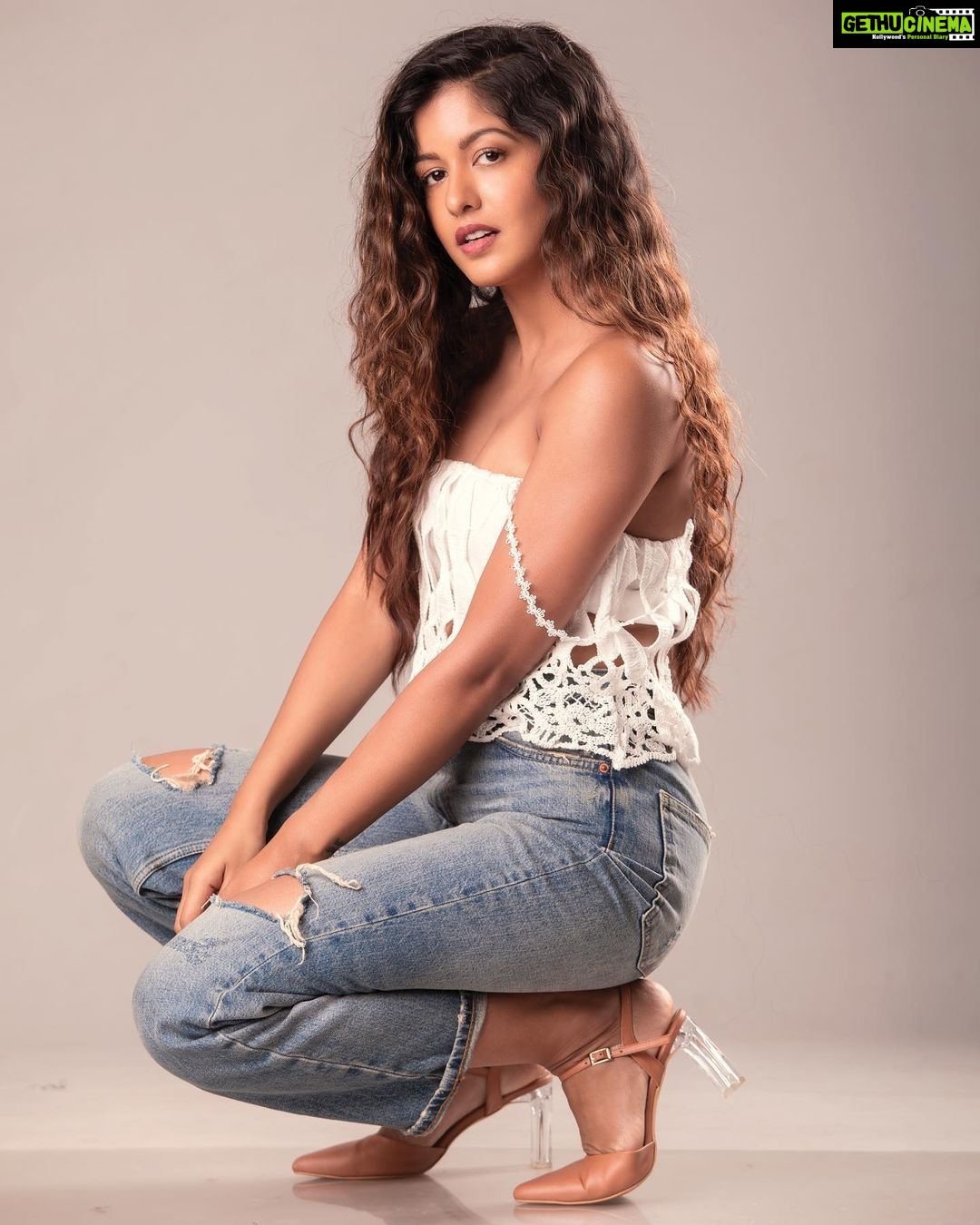 Ishita Dutta Instagram - Love the life you live, Live the life you love. -Bob Marley 📸 @subhankar_barui_official Styling - @aakanshabhageria Makeup - @divyashetty_ Hair - @arbazshaikh6210 Studio - @outtasync_production