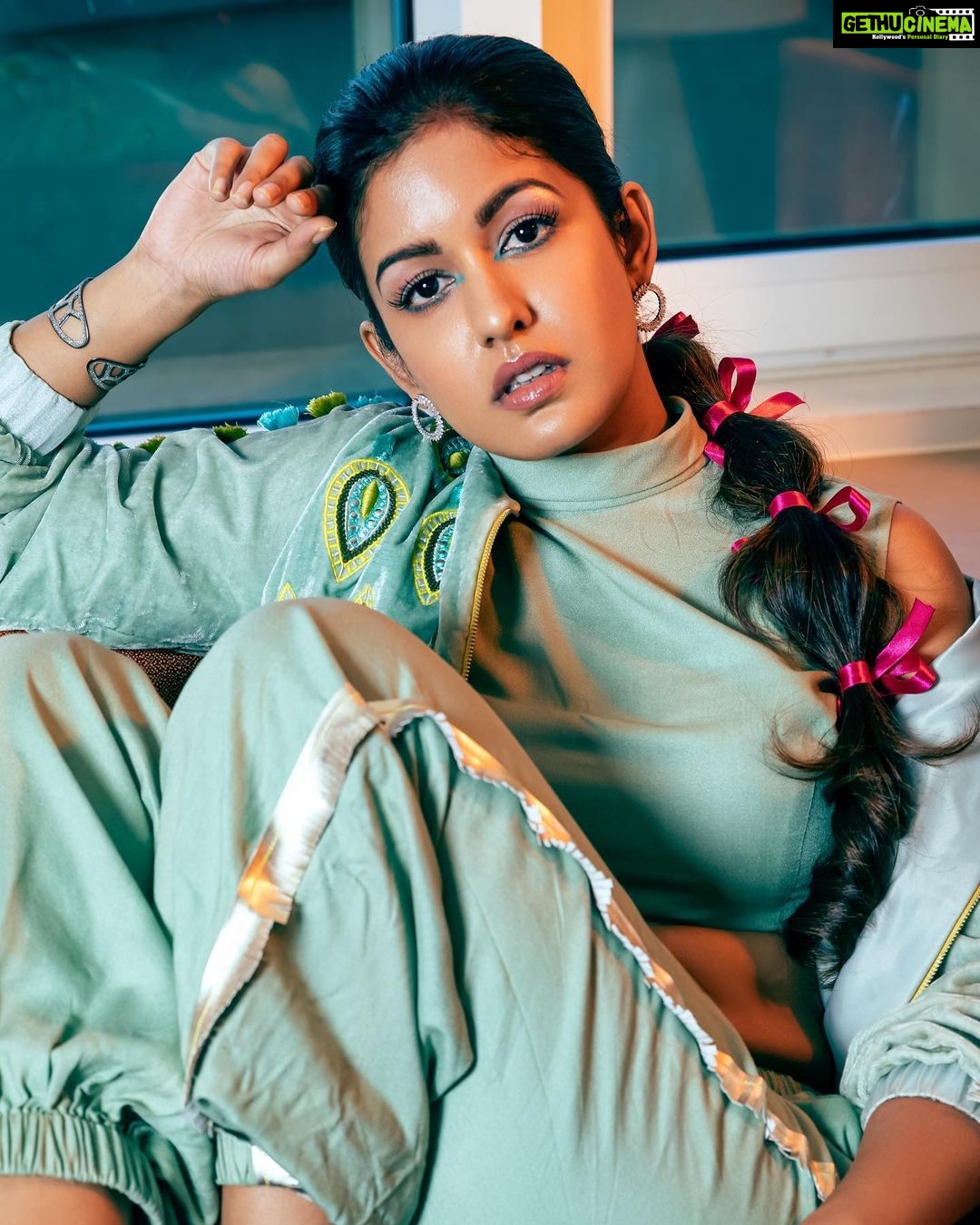 Ishita Dutta Instagram - MOOD: SAVAGE AF 🤘 Styled by : @krishi1606 Assistant : @desairadhika Photography: @sanjaydubeyphotography Editing : @niravthakkarphotograhy Outfit : @shwetaaggarwal.official @viralmantra Jewellery : @milsilaccessories Makeup : @makeupbykausha Hair : @amuthevar Location courtesy: @tajsantacruzmumbai