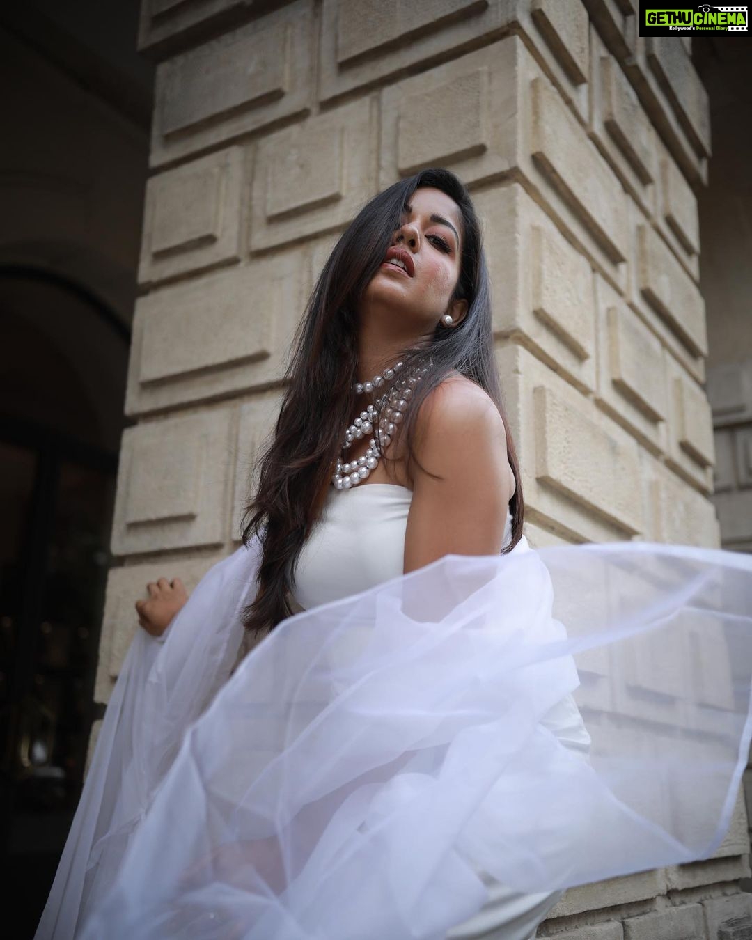 Ishita Dutta Instagram - #unedited 🤍 For the first time In a shoot I did not need any edit or touch up….absolutely love the feel n vibe of these pics… Styled by: @styleitupbyaashna Shot by: @iamtauseefs Outfit: @tarjanikeshari_label Necklace Set: @nivi_accessories HMU: @makeup_by_neha_ansari