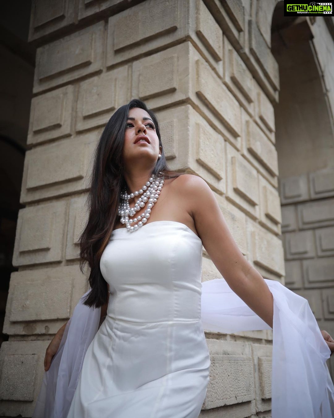 Ishita Dutta Instagram - #unedited 🤍 For the first time In a shoot I did not need any edit or touch up….absolutely love the feel n vibe of these pics… Styled by: @styleitupbyaashna Shot by: @iamtauseefs Outfit: @tarjanikeshari_label Necklace Set: @nivi_accessories HMU: @makeup_by_neha_ansari