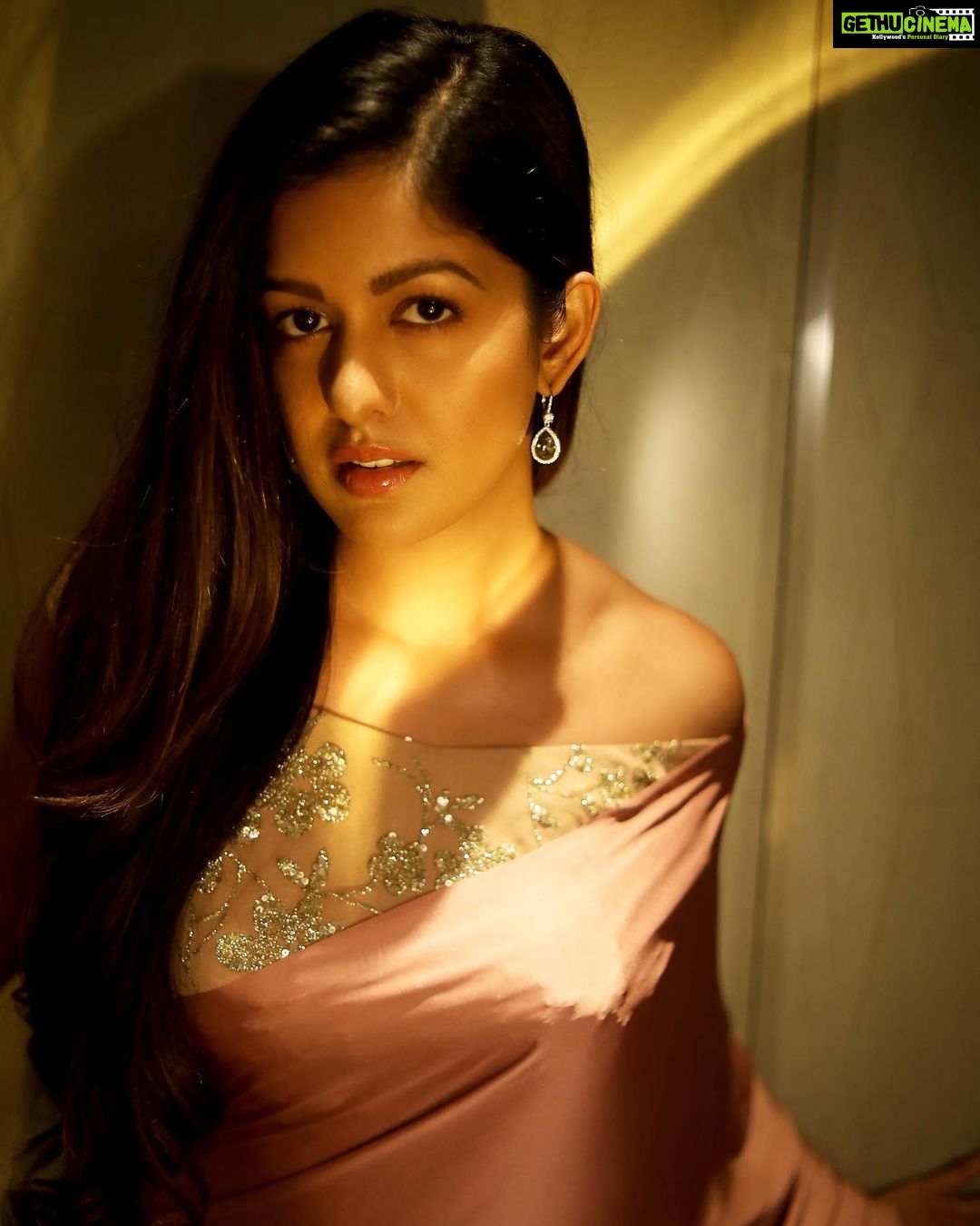 Ishita Dutta Instagram - Golden state of mind 💫 Throwback to these amazing shoots.... Styled by : @krishi1606 Photography: @sanjaydubeyphotography Outfit : @kishanpandya.couture Jewellery : @milsilaccessories Makeup : @makeupbykausha Hair : @amuthevar Assistant : @desairadhika Editing : @niravthakkarphotograhy Location courtesy: @tajsantacruzmumbai
