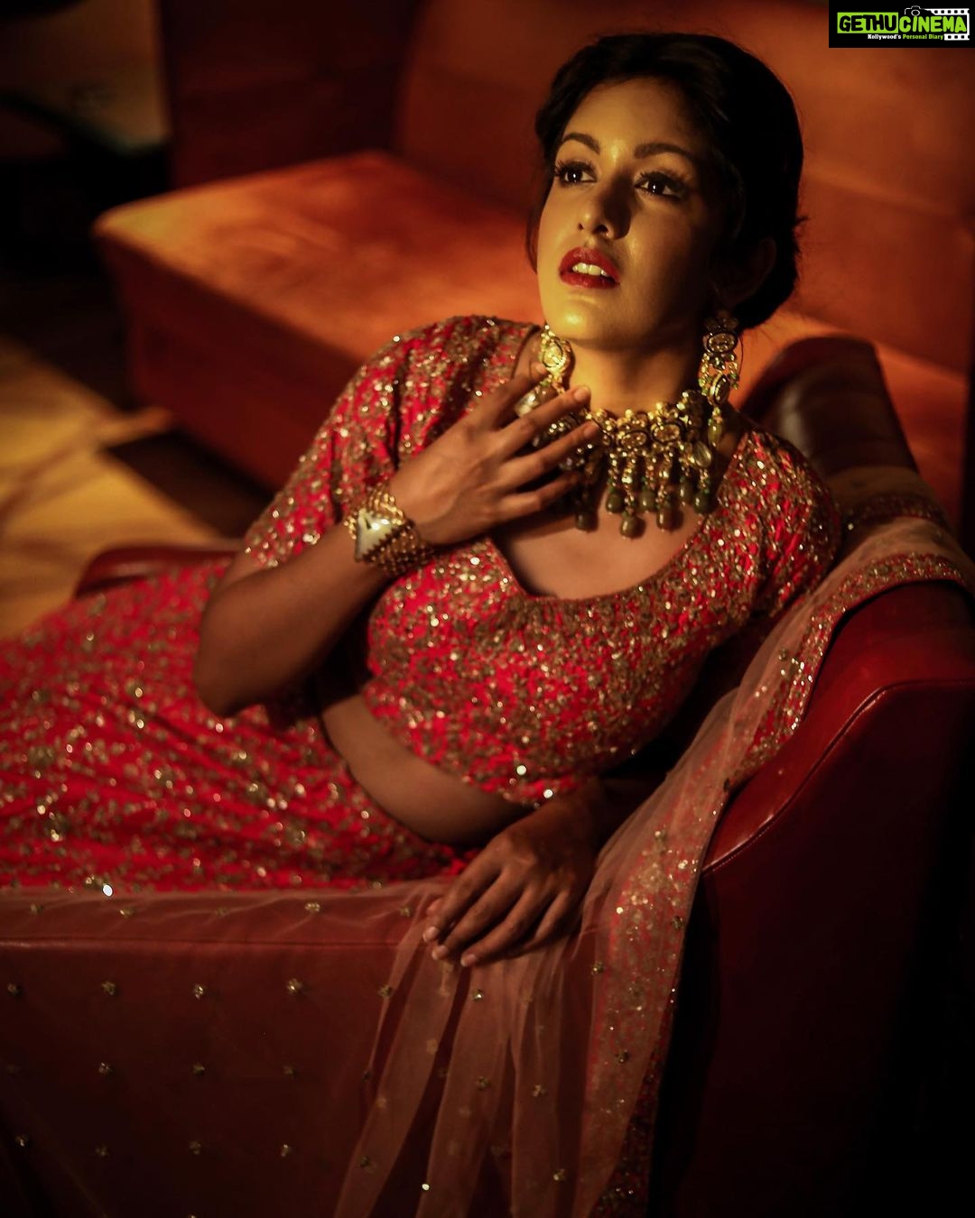 Ishita Dutta Instagram - 'ek chutki sindoor ki keemat..' We are as you say Crazy Movie buffs, this look actually by definition describes the Indian Bride & there is nothing more mesmerizing than that!! Styled by : @krishi1606 Photography: @sanjaydubeyphotography Outfit : @kalighataindia Jewellery : @getjunkd.in Makeup : @makeupbykausha Hair : @amuthevar Assistant : @desairadhika Editing : @niravthakkarphotograhy Location courtesy: @tajsantacruzmumbai