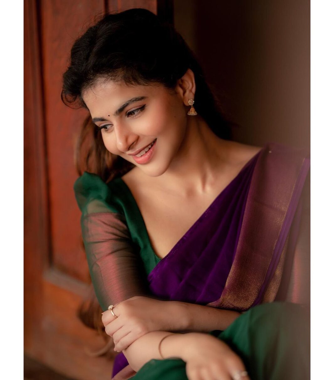 Iswarya Menon Instagram - அனைவருக்கும் ஆயுத பூஜை நல்வாழ்த்துக்கள் 💜🙏🏼 . 📷 @camerasenthil 🌸 @jeevithamakeupartistry @ivalinmabia