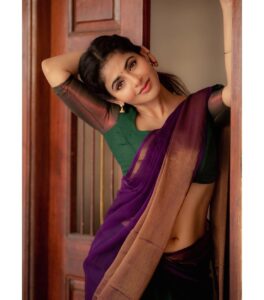 Iswarya Menon Instagram - அனைவருக்கும் ஆயுத பூஜை நல்வாழ்த்துக்கள் 💜🙏🏼
.
📷 @camerasenthil 🌸
@jeevithamakeupartistry 
@ivalinmabia