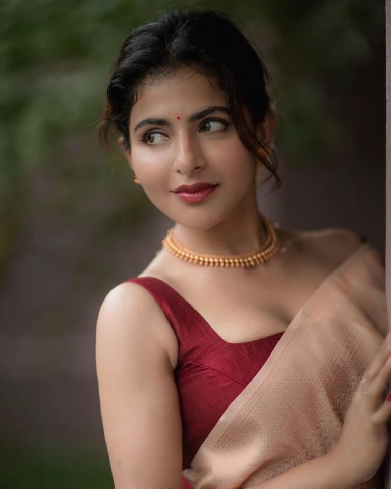 Iswarya Menon Instagram - Onam ashamsakal 🌸 Wish you a great, vivacious, prosperous, happy, abundant, and a blissful Onam! Let this Onam festival bring good fortune and abundance in your family. ♥️ Sending you lots of love 🥰 . . @camerasenthil @jeevithamakeupartistry @ivalinmabia