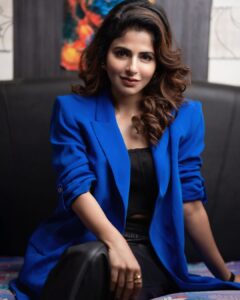 Iswarya Menon Instagram - 💙 . @ashokmak_photography @hairstylistgopi @priyaa.karan @makeup_sureshkumar